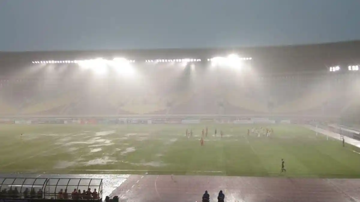 Liga 1: Laga PSS Sleman vs Persija Jakarta Harus Dihentikan di Awal Babak Kedua karena Hujan Deras