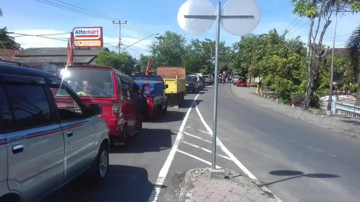 Kejar Polisi, Pendukung Buhari Tutup Jalan Trans Sulawesi di Kamanre Luwu