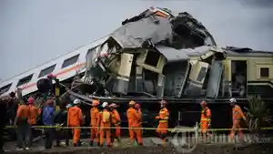 tabrakan-KA-turangga-dan-KA-commuterline-bandung-raya-di-cicalengka-bandung-jabar.jpg