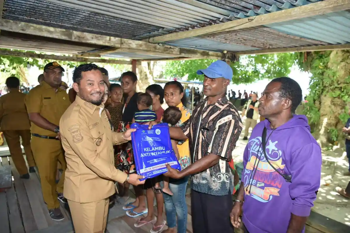Bupati Markus Mansnembra Minta Masyarakat Pulau Numfor Manfaatkan Program CKG