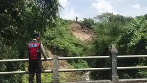 Aparat-kepolisian-Polsek-Sukawati-Gianyar-Bali-menggelar-patroli-daerah-rawan-longsor.jpg