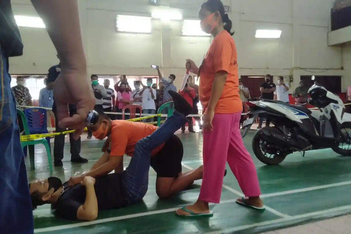 Sambil Gendong Bayi Usia 4 Bulan, Isteri Tigor Nainggolan Minta Pembunuh Suaminya Dihukum Mati