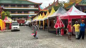 deretan-tenda-UMKM-telah-berdiri-di-halaman-TITD-Kwan-Sing-Bio-Tuban.jpg