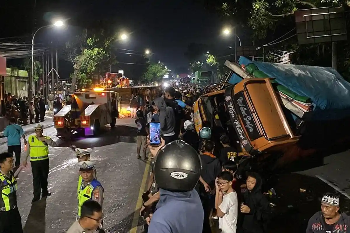 Truk Tronton Rem Blong Picu Tabrakan Karambol di Banyumanik Semarang