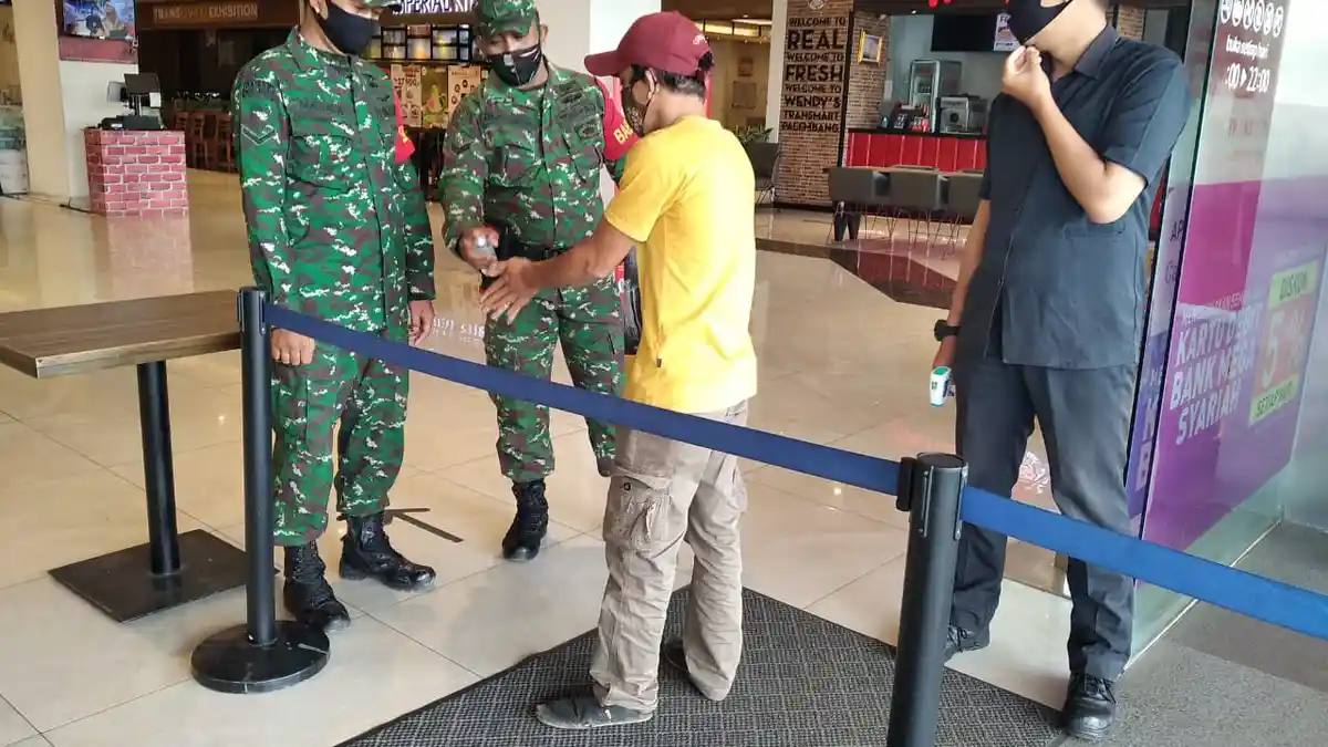 Dua Babinsa Koramil Sukarami Ini Konsisten Awasi Pengunjung Mal
