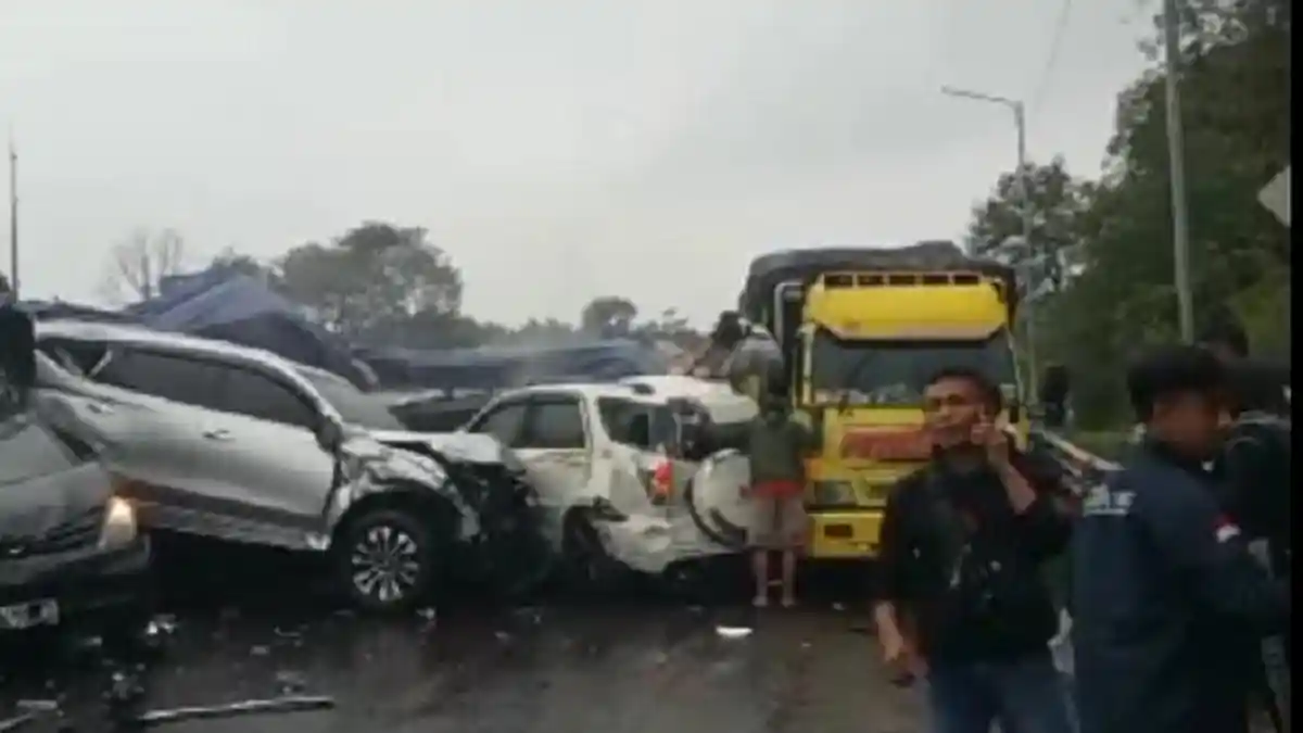 Detik-detik Mobil Heri Diseruduk Truk Rem Blong di Tol Cipularang Hingga Hantam Pembatas Jalan
