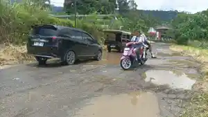RUSAK-PARAH-Kondisi-Jalan-yang-menghubungkan-kantor-Bupati-Minut-ke-Laikit-dan-Matungkaski.jpg