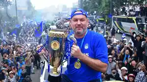Bojan-Hodak-Trofi-Persib-Juara-Liga-1.jpg