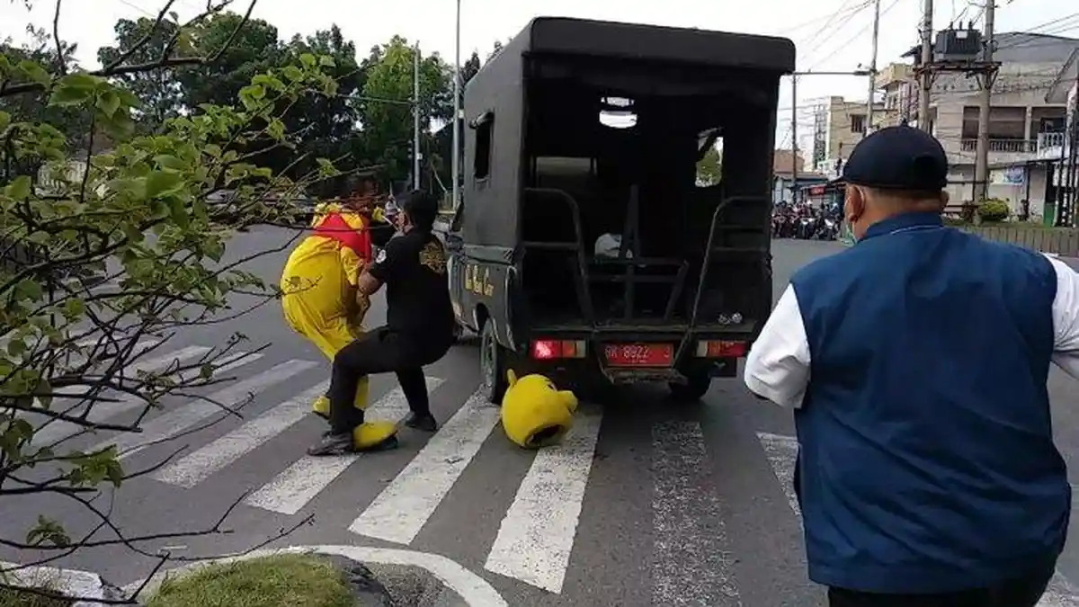 Winnie the Pooh Ajak Berantem Petugas Dinsos di Jalan, Kepalanya Copot