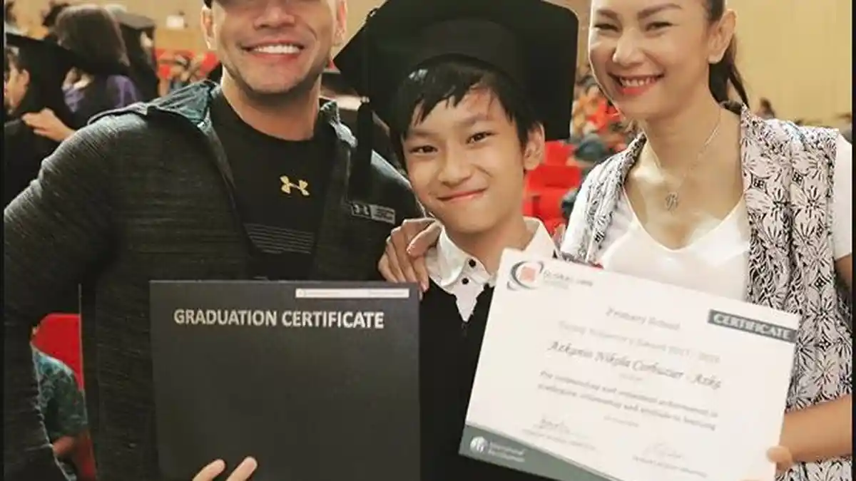 Sambil Ngakak, Pengakuan Deddy Corbuzier Pernah Ribut dengan Mantan Istri Gegara Kalung Antivirus