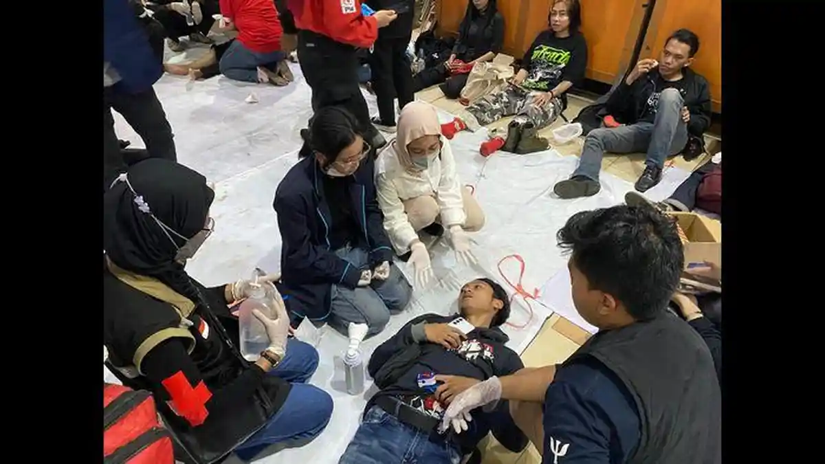 Ditangani di Unisba, Puluhan Pendemo di DPRD Jabar Sesak Napas Hingga Luka-Luka