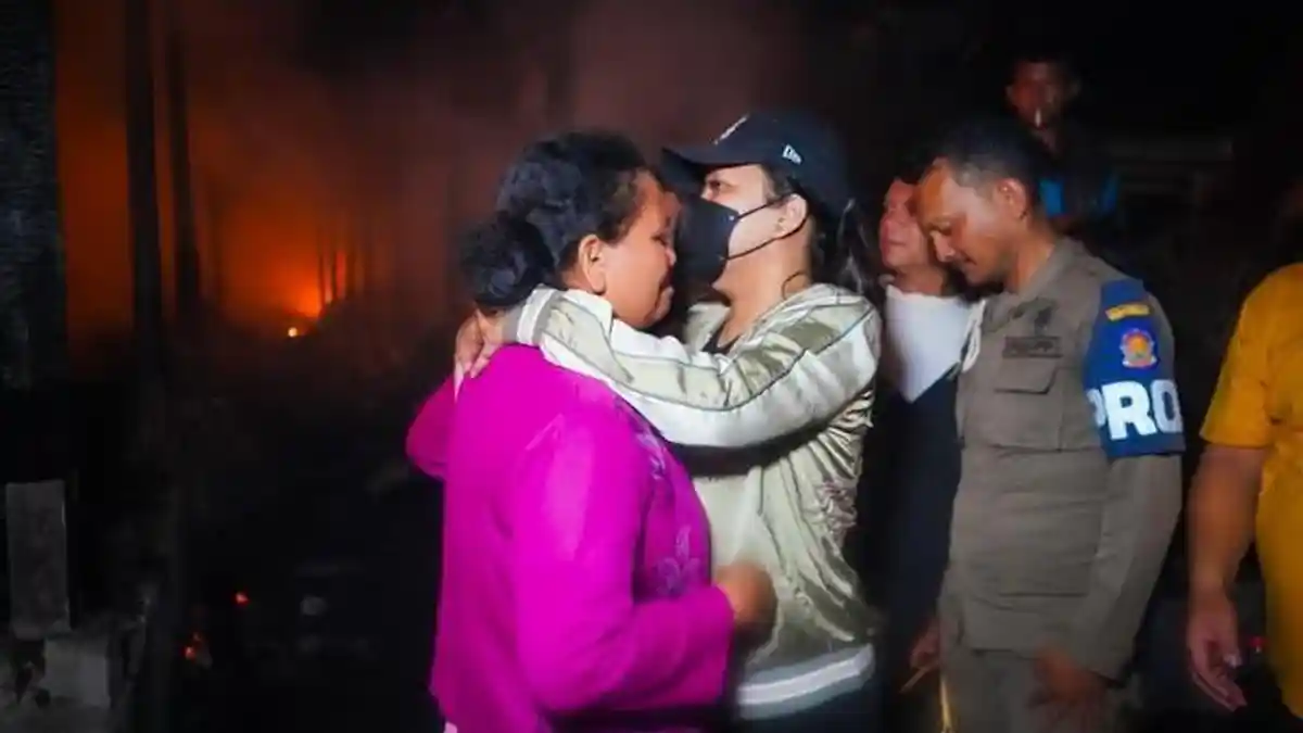 Istri Bupati Taput Terjun ke Lokasi saat Kebakaran Melanda Pasar Tarutung, Siap Membantu Korban