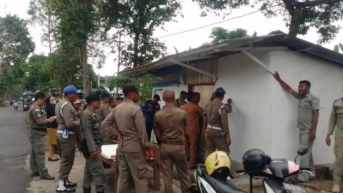 Puluhan Lapak di Jalan Nangka Ende Dibongkar 