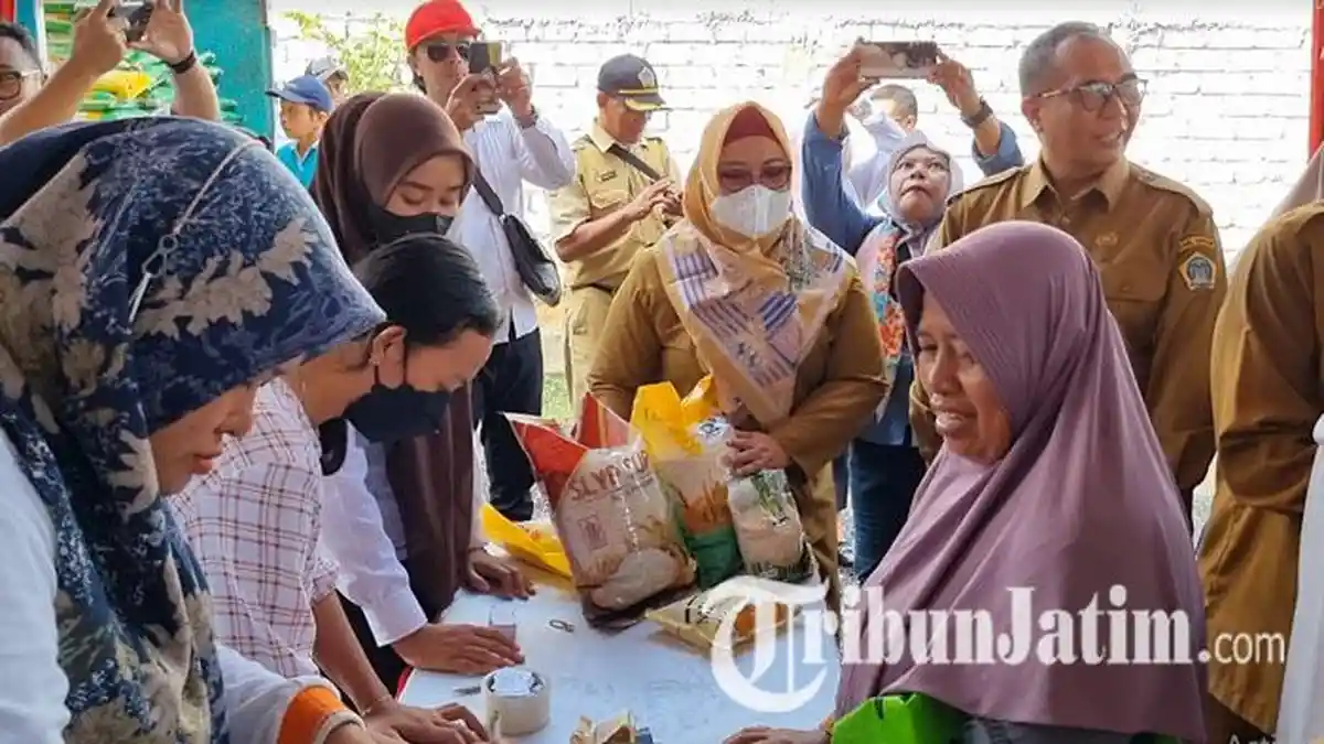 Antre sejak Pagi, Warga Gresik Serbu Gerakan Pangan Murah, Beras SPHP Cuma Rp 51.500 per 5 kg