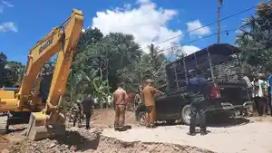 tampak-excavator-dari-dinas-pupr-kabupaten-tts-sedang-memperbaiki-ruas-jalan.jpg