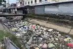 Penampakan-sampah-semakin-banyak-menumpuk-di-saluran-irigasi-Jl-Padi-Unggul-Wonomulyo-Polman.jpg