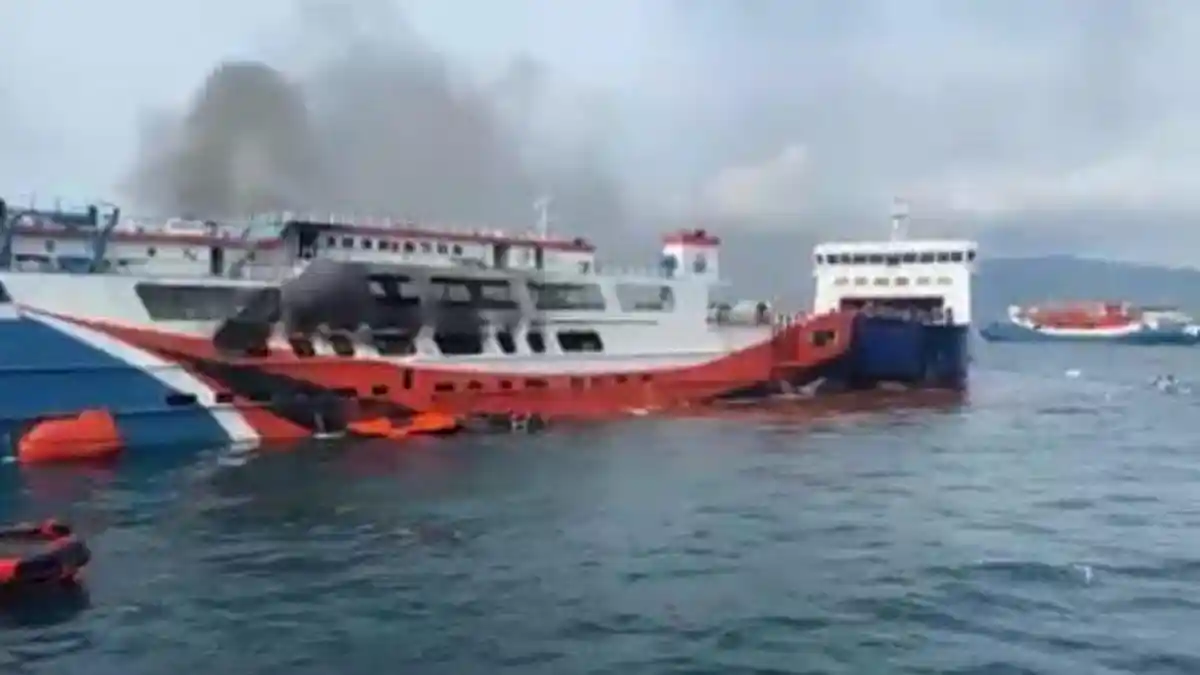 Berhasil Dievakuasi, Penumpang Kapal Feri KMP Royce I yang Selamat ...
