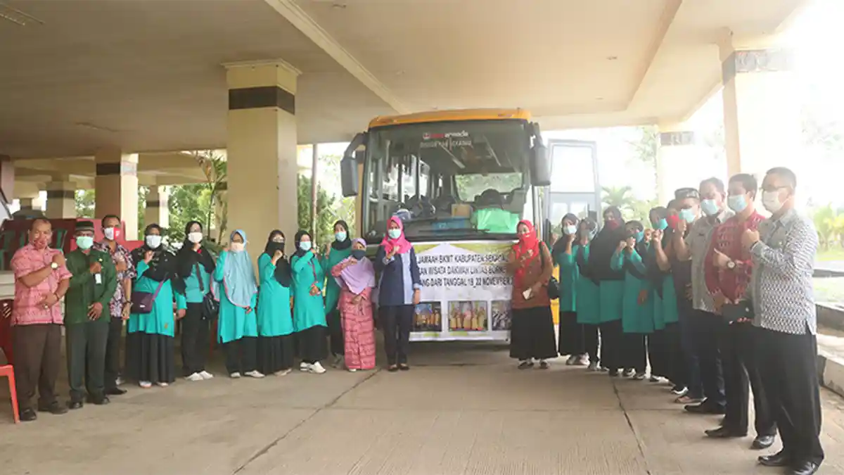 Lepas Keberangkatan Jamaah BKMT Sekadau, Ini Harapan Pjs Bupati Sekadau
