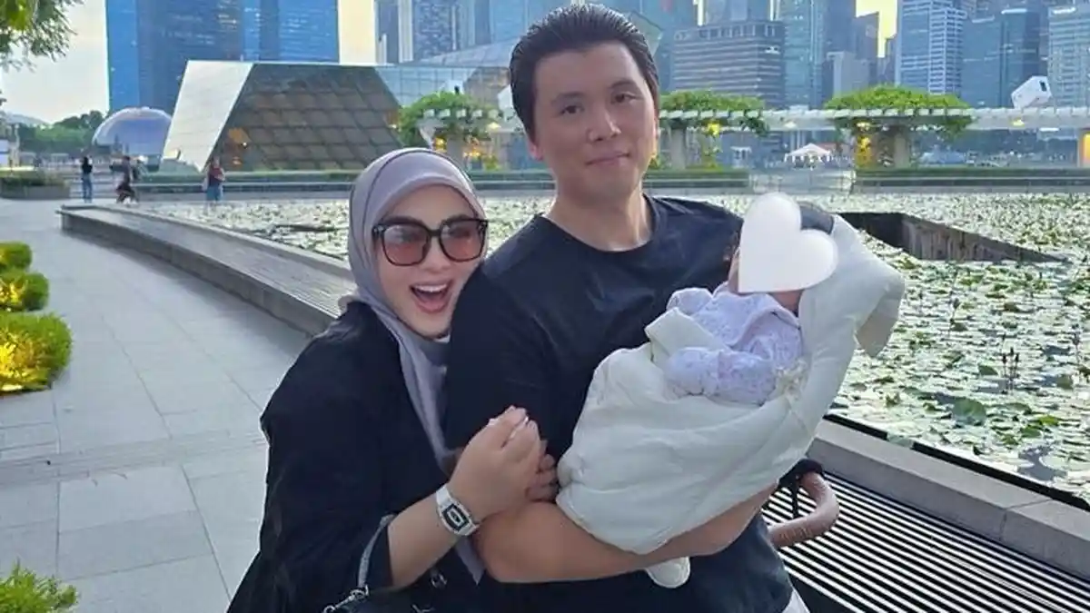 Baby R Anak Pertama Syahrini dan Reino Barack Wajahnya Lebih Mirip Sang ...