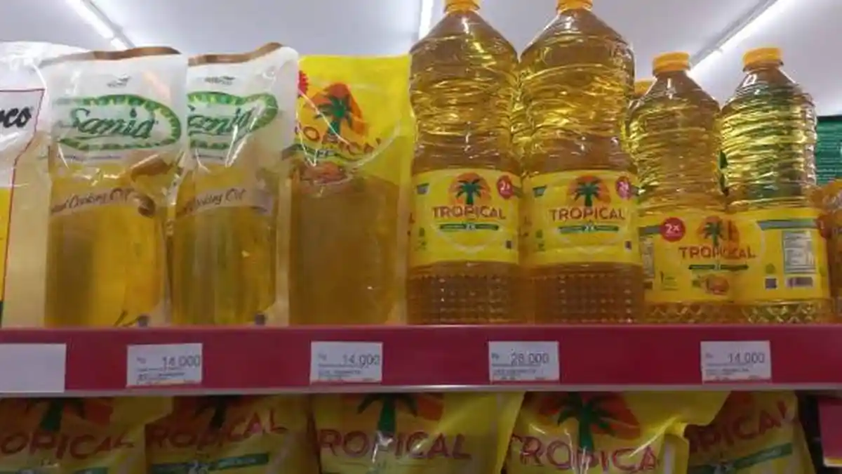 Pemkab Minta Warga Karawang Tidak Panic Buying Belanja Minyak Goreng, Stok Banyak