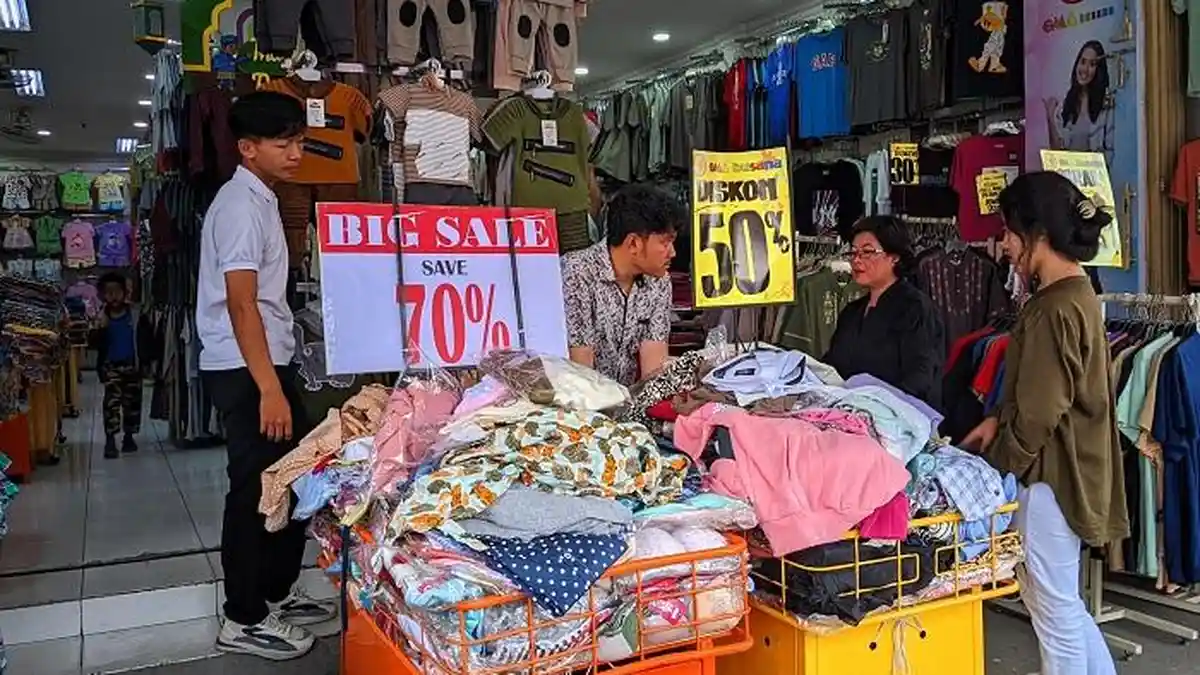 Pesta Diskon Lebaran Toko Pakaian di Puncak Bogor, Ada Kaos Harganya Cuma Rp 7.500