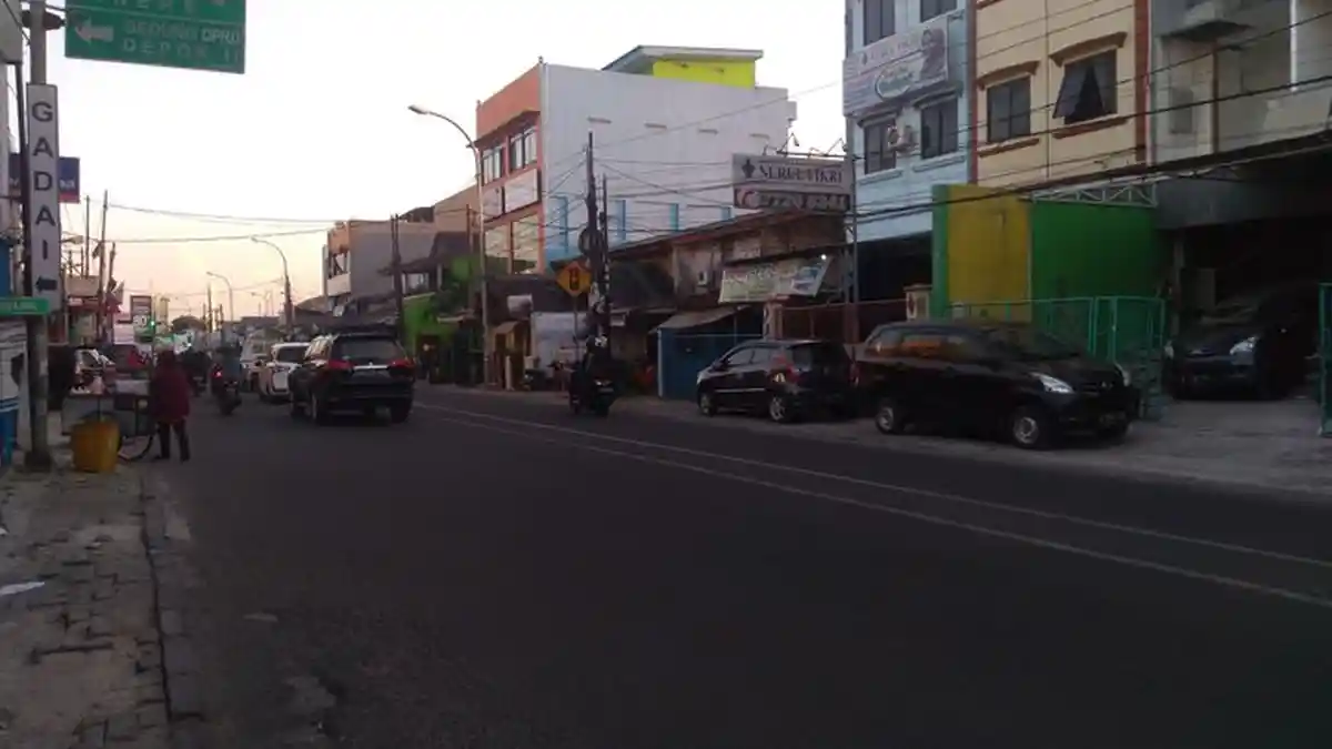 Kerap Sebabkan Kecelakaan, Separator Jalan Nusantara Raya di Depok Dibongkar