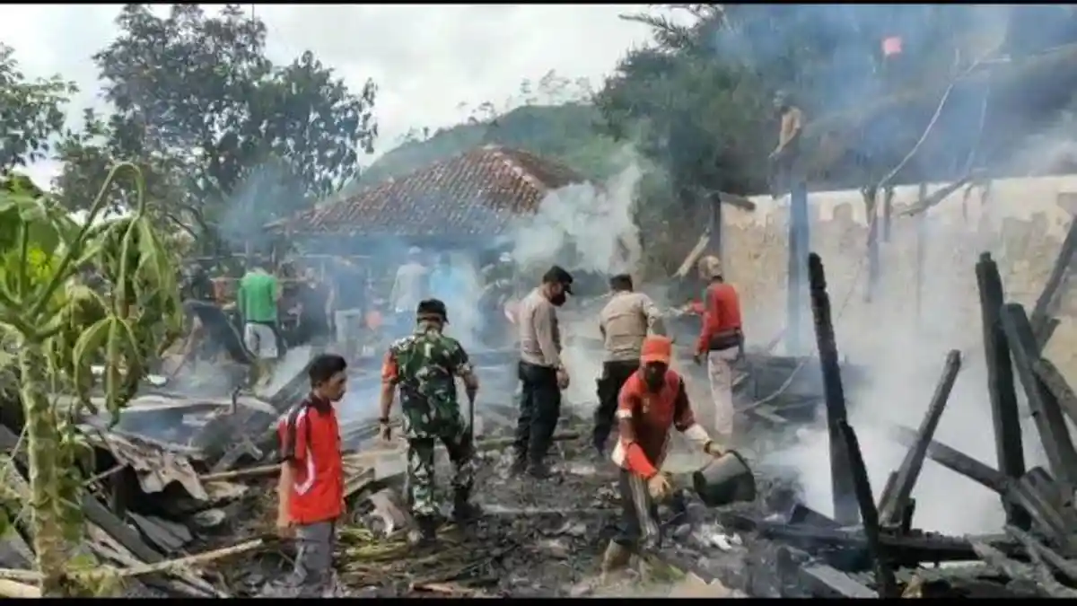Rumah Semi Permanen di Wonosobo Terbakar, Korsleting Saat Nyalakan TV