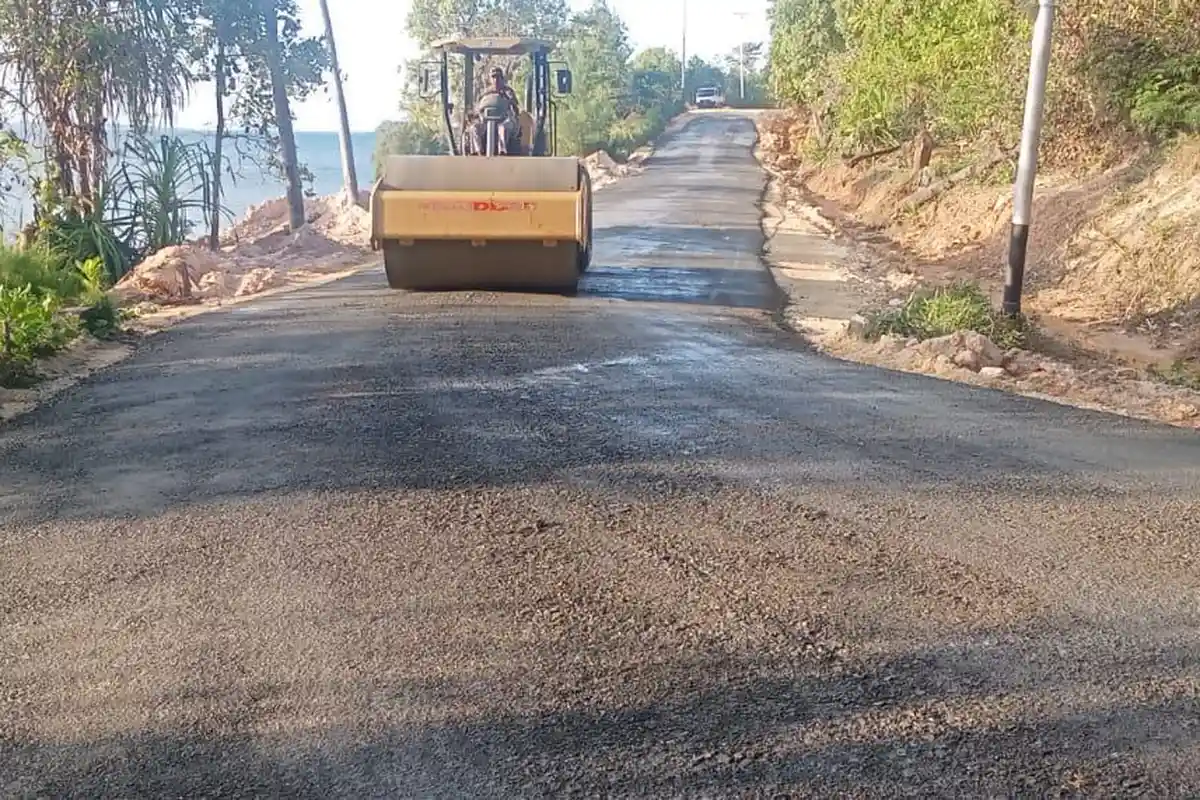 Dinas PUPR Taliabu Maluku Utara Bangun Jalan Hotmix Kasango - Beringin