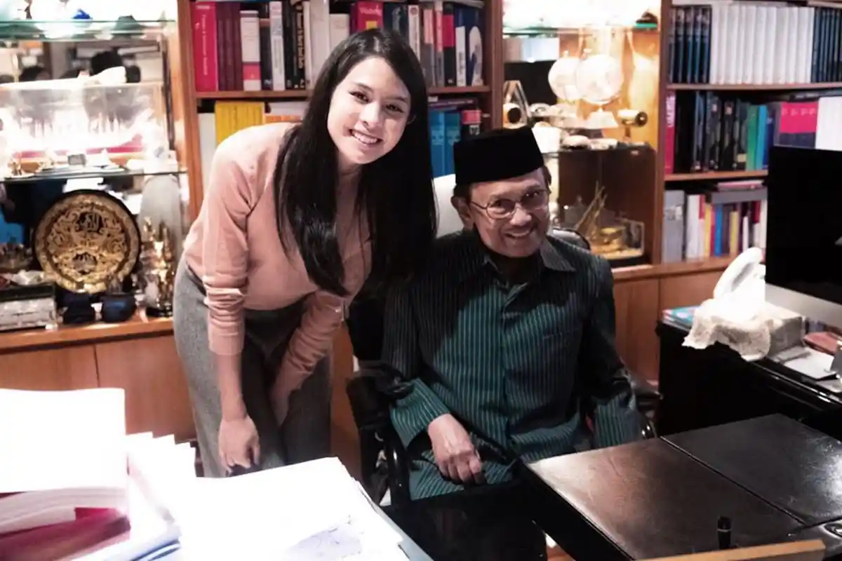 5 Kenangan Manis BJ Habibie Bersama Artis Indonesia, Reza Rahadian, BCL, Joshua & Maudy Ayunda