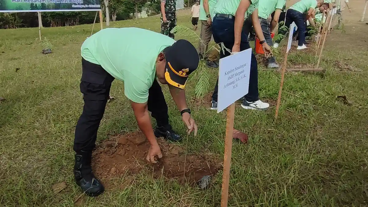 Tanam Pohon Bersama di Parapat, Kapolres Simalungun Dukung Program Adhyaksa Go Green