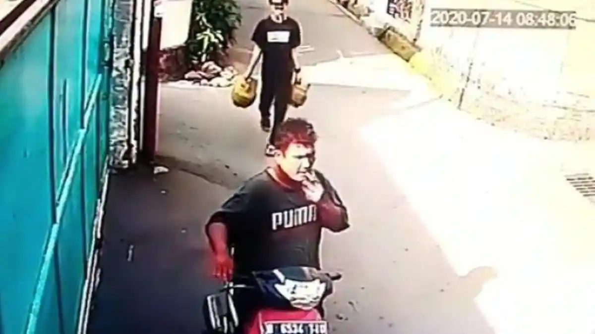 Penampakan 2 Pria di Ciracas Curi Tabung Gas Sambil Merokok