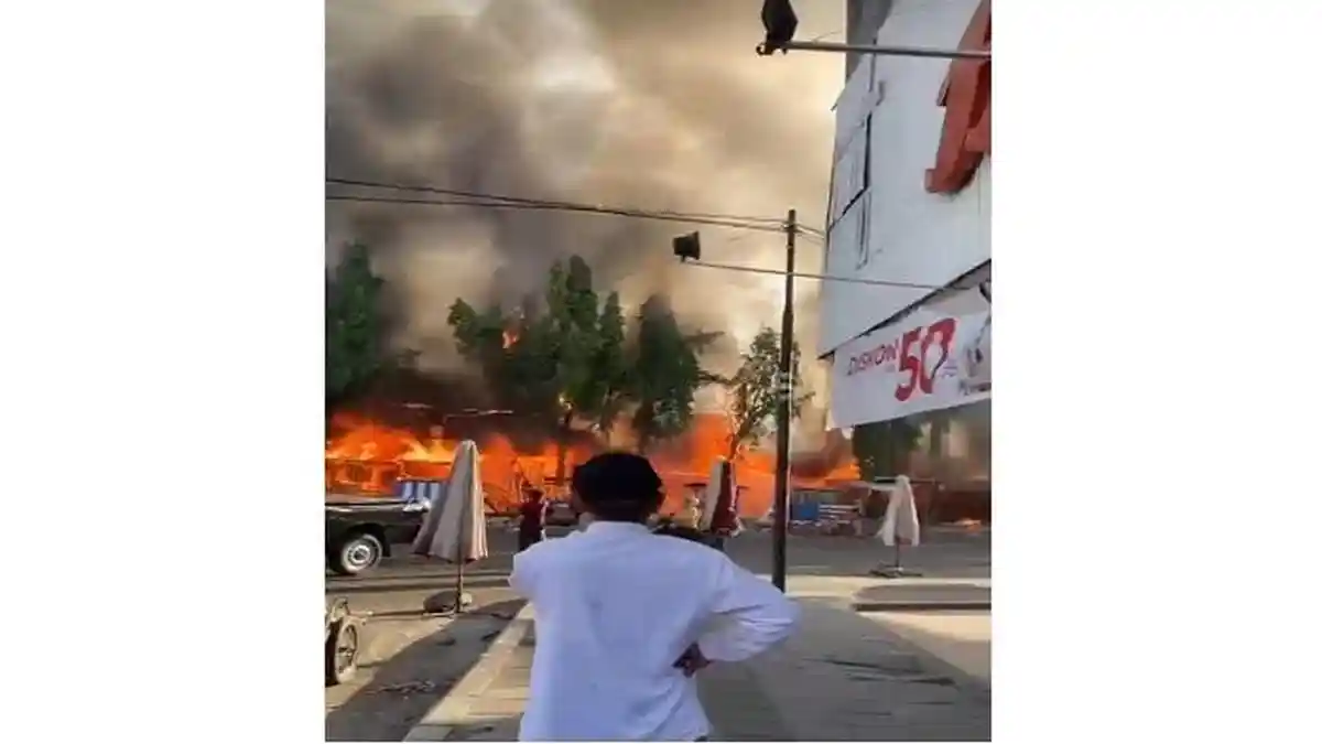 BREAKING NEWS: Kebakaran Hebat di Kawasan Pasar Raya Padang, Warga Ramai di Lokasi