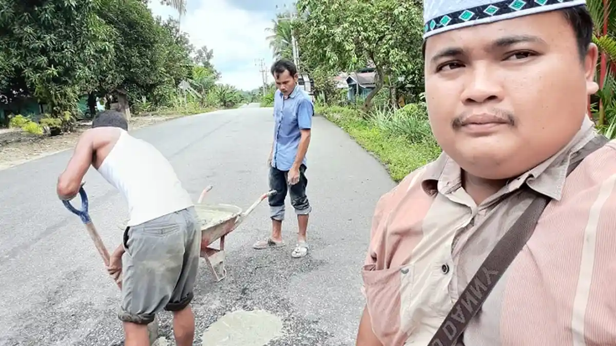 Sungguh Terpuji, Dai Perbatasan di Aceh Singkil Ini Tambal Jalan Berlubang Pakai Biaya Sendiri