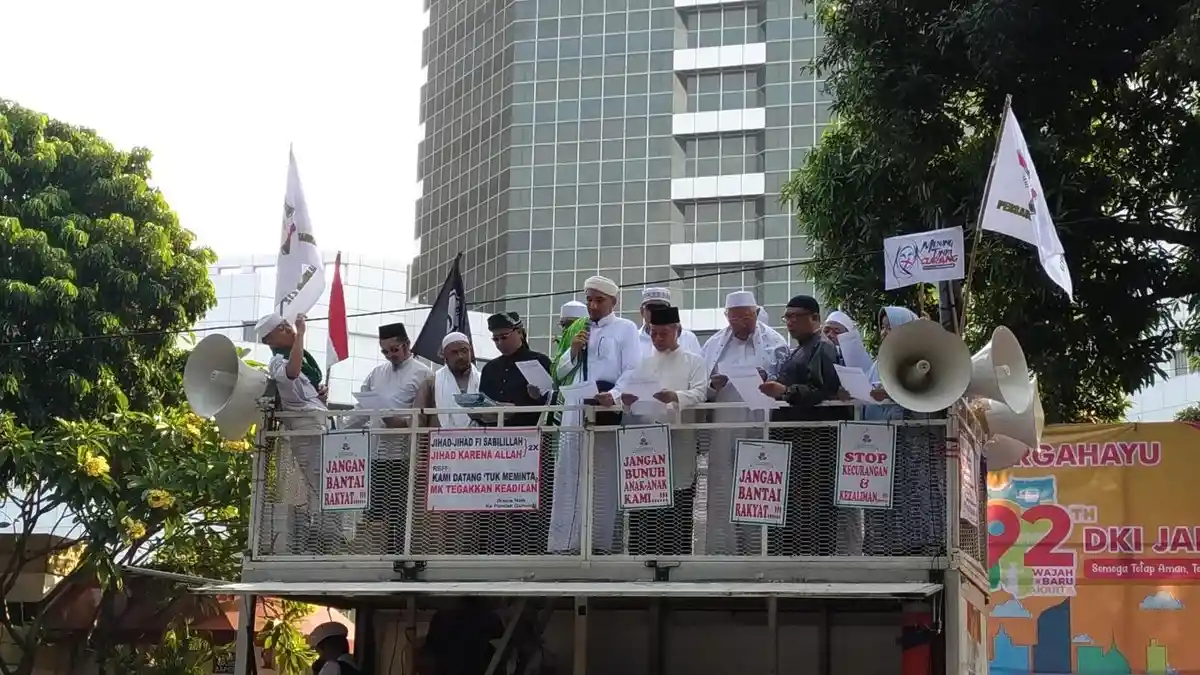 Massa Demo Tahlil Akbar 266 Minta Prabowo Tolak Putusan MK
