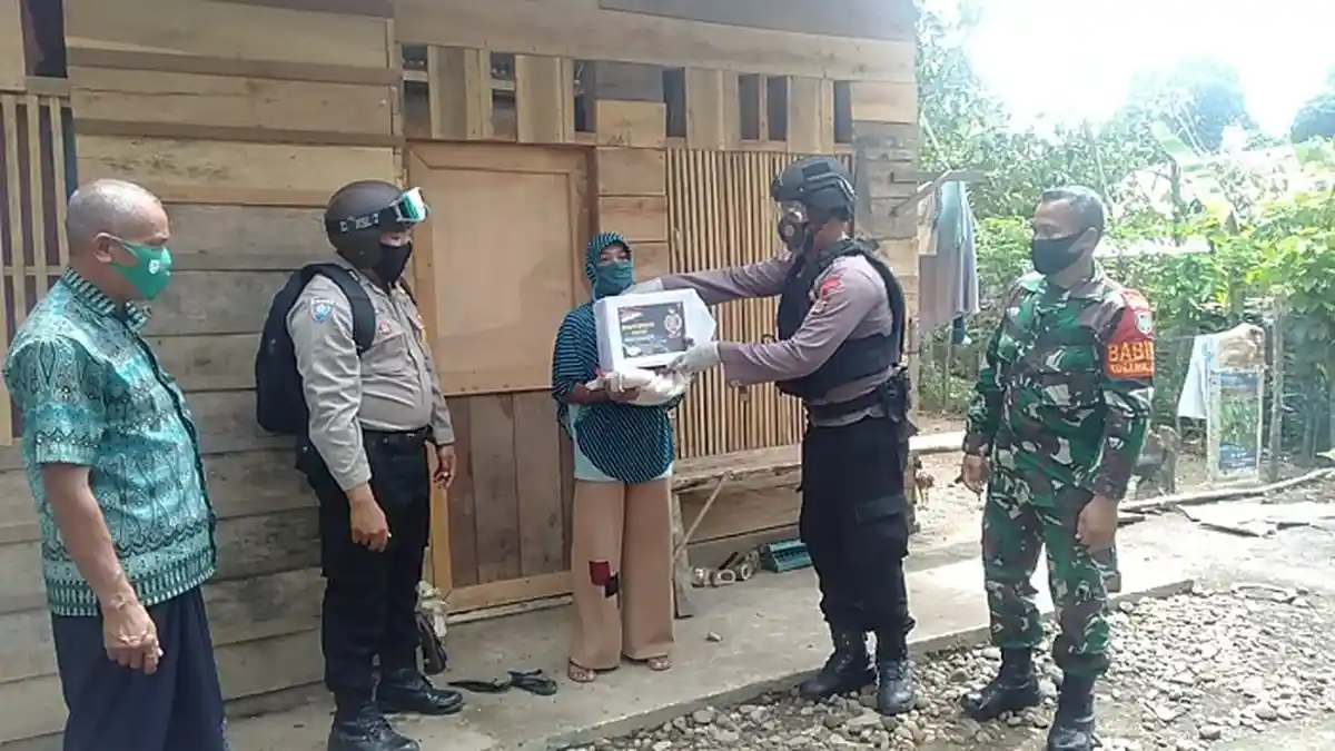 Salut! TNI dan Brimob Kembali Bagikan Sembako kepada Warga Kurang Mampu di Aceh Utara
