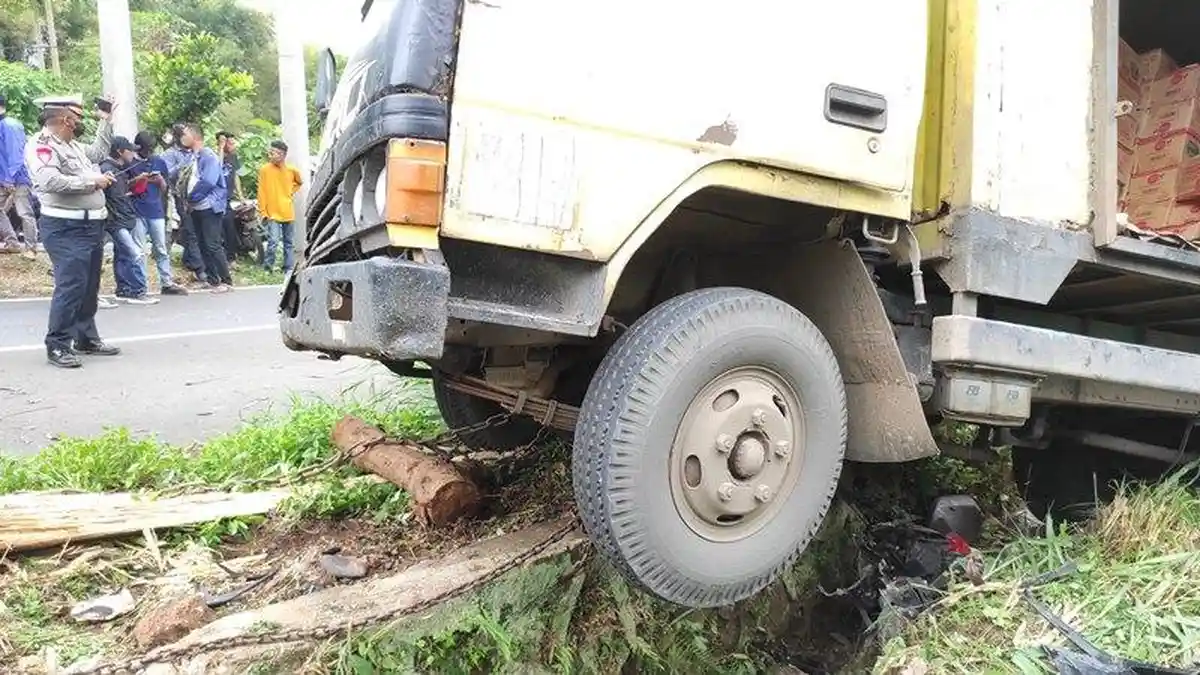 Breaking News Pengendara Motor Tewas Dihantam Truk Boks di Jalan P Emir M Noer Bandar Lampung