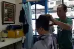 tukang-cukur-iwan-kancra-lolo-memangkas-rambut-barber-shop_20170825_073336.jpg