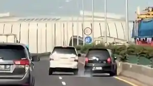 INNOVA-VS-LIVINA-DI-TOL-TANJUNG-PRIOK.jpg
