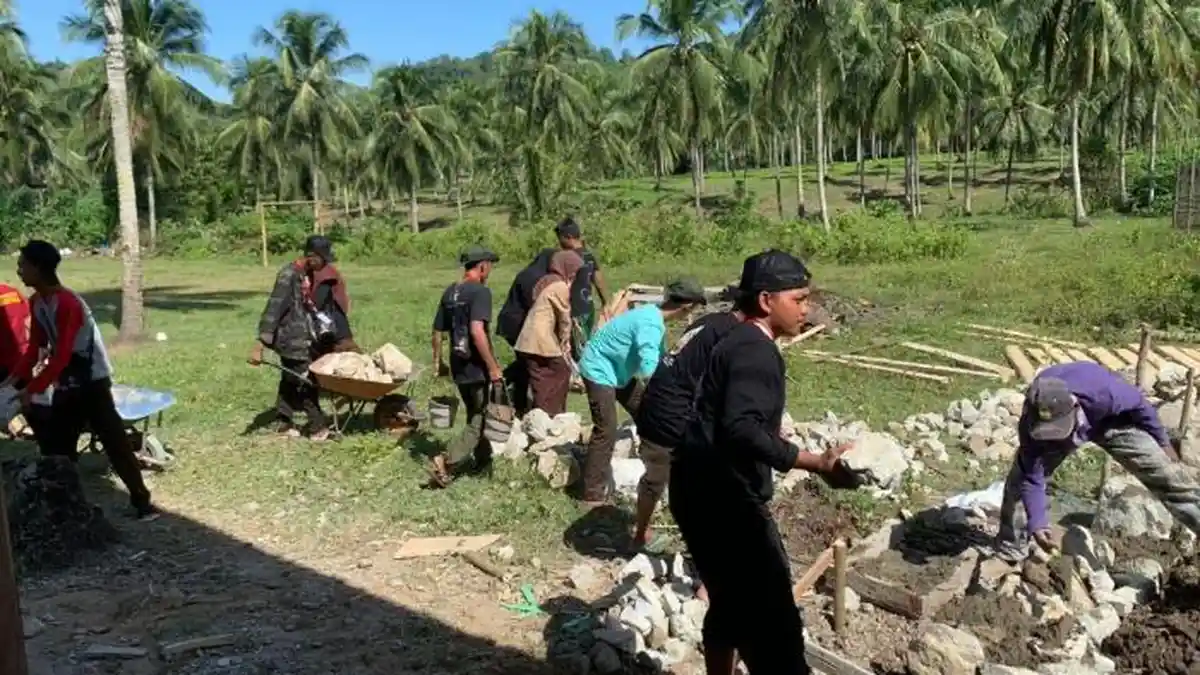 Kontingen Pramuka Walisongo Terapkan Bina Masyarakat Melalui Bakti Desa PWN PTK XVI