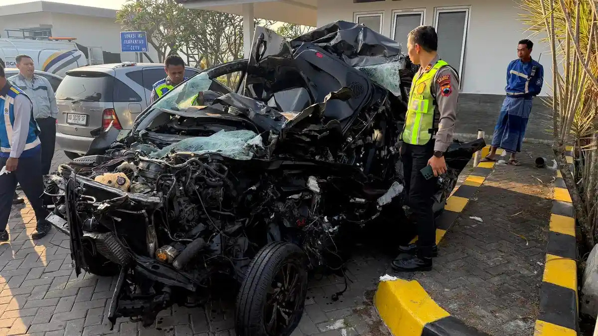 BREAKING NEWS: Toyota Innova Ringsek Usai Tabrak Truk Tronton di Tol Bawen–Salatiga, 1 Luka Berat - Tribunjateng.com