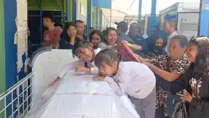 MENANGIS-Tangis-Fara-10-dan-Viona-7-pecah-saat-jenazah-ayahnya.jpg