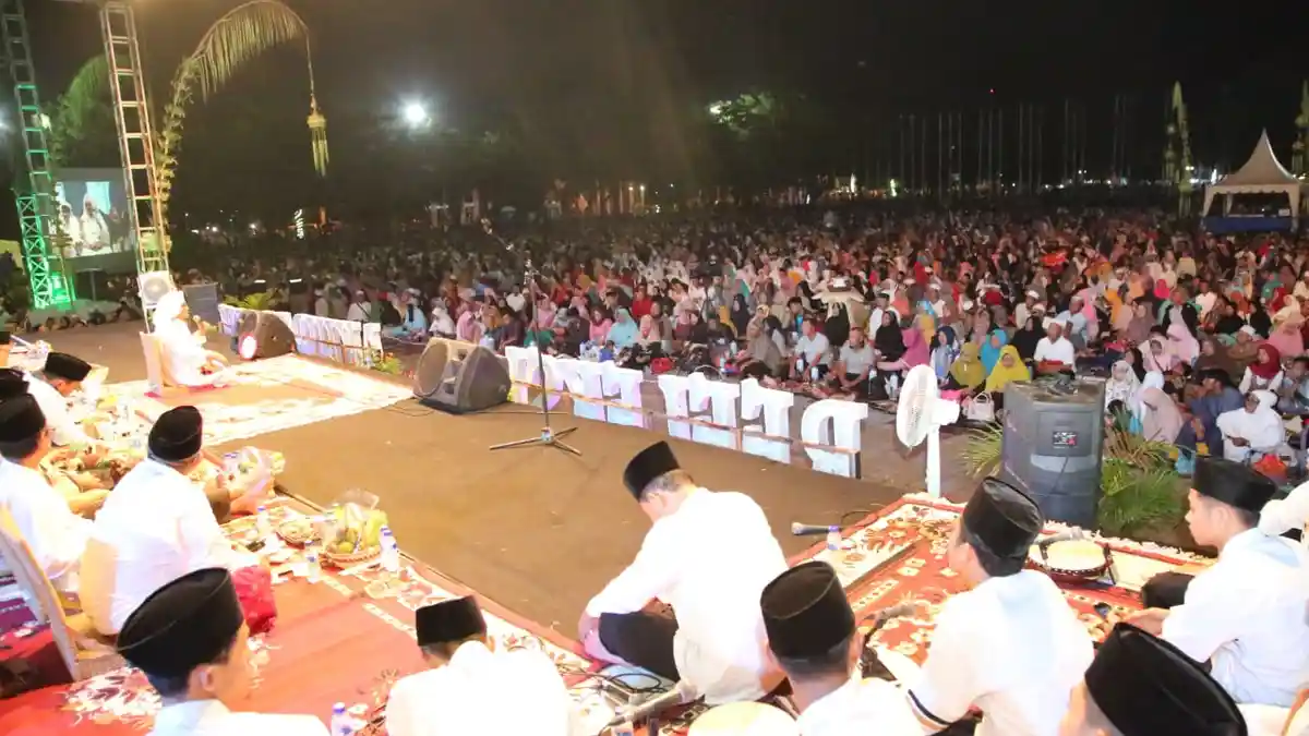 Ribuan Warga Banyuwangi Rayakan Tahun Baru 2019 Dengan Doa Bersama