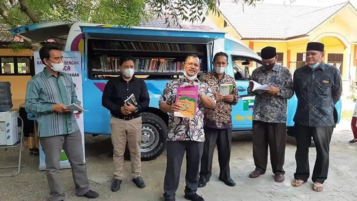 Kadisdikbud Aceh Besar Resmikan Pustaka Digital SDN Lambada Klieng
