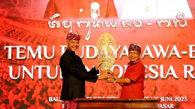 Ganjar Pranowo dan Wayan Koster Teken MoU Kerja Sama Budaya Bangkitkan Kesejarahan Jawa-Bali