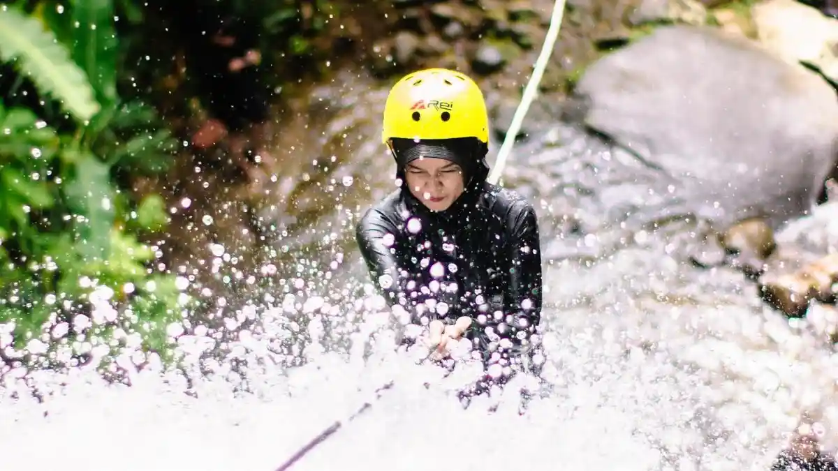 Ide Liburan di Banjarnegara, Jajal Olahraga Ekstrem Canyonering di Air Terjun Curug Pitu