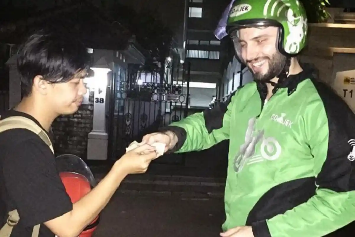Viral Pria Bule Jadi Drivernya, Begini Tanggapan Mengejutkan Pihak Go-Jek!