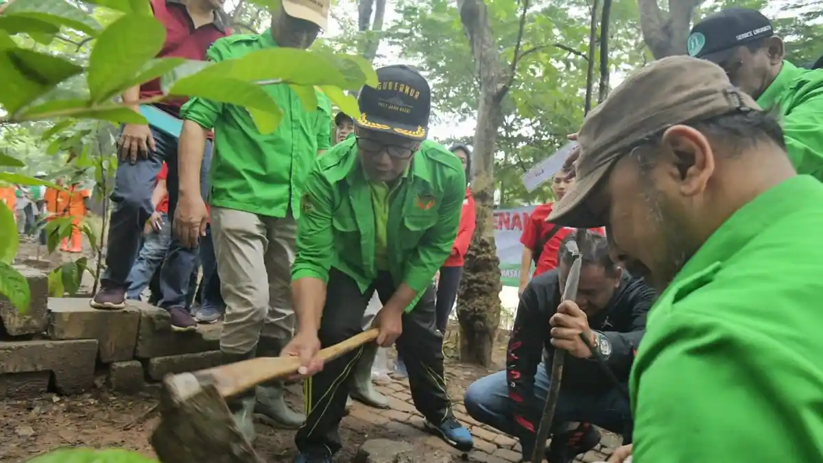 Pelajar Lulus, Mahasiswa Wisuda, Warga Menikah, ASN Naik Jabatan, Wajib Tanam Pohon di DAS Citarum