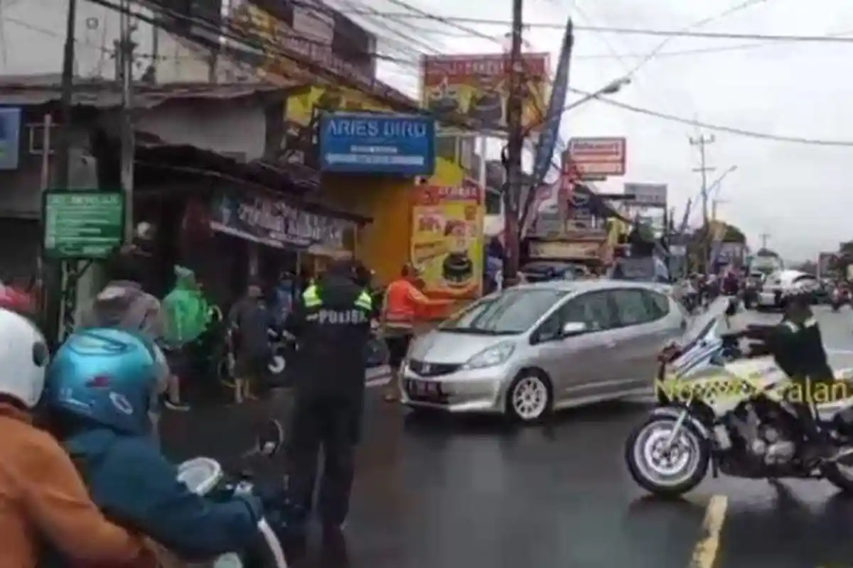 Polisi di Bogor Terobos One Way demi Bantu Ibu Hamil yang Hendak Melahirkan, Kawal sampai Klinik