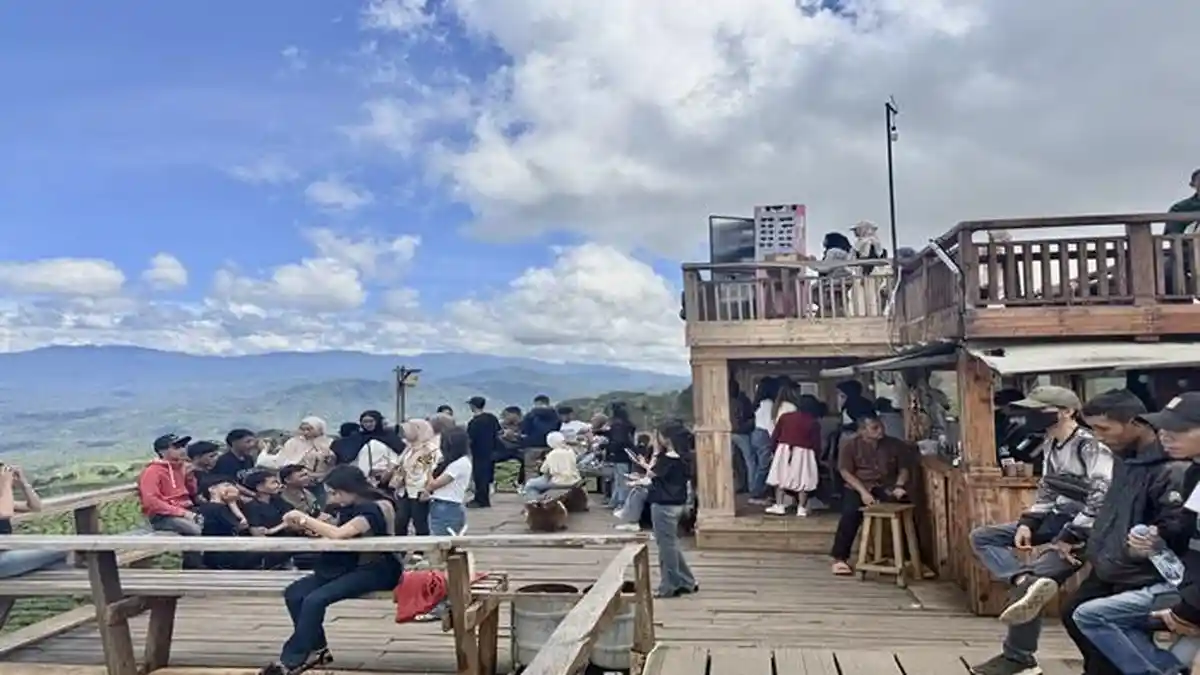 Rela Terjebak Macet, Wisatawan Ramai ke Bukit Tungguan dan Tugu Rimau Gunung Dempo Pagar Alam