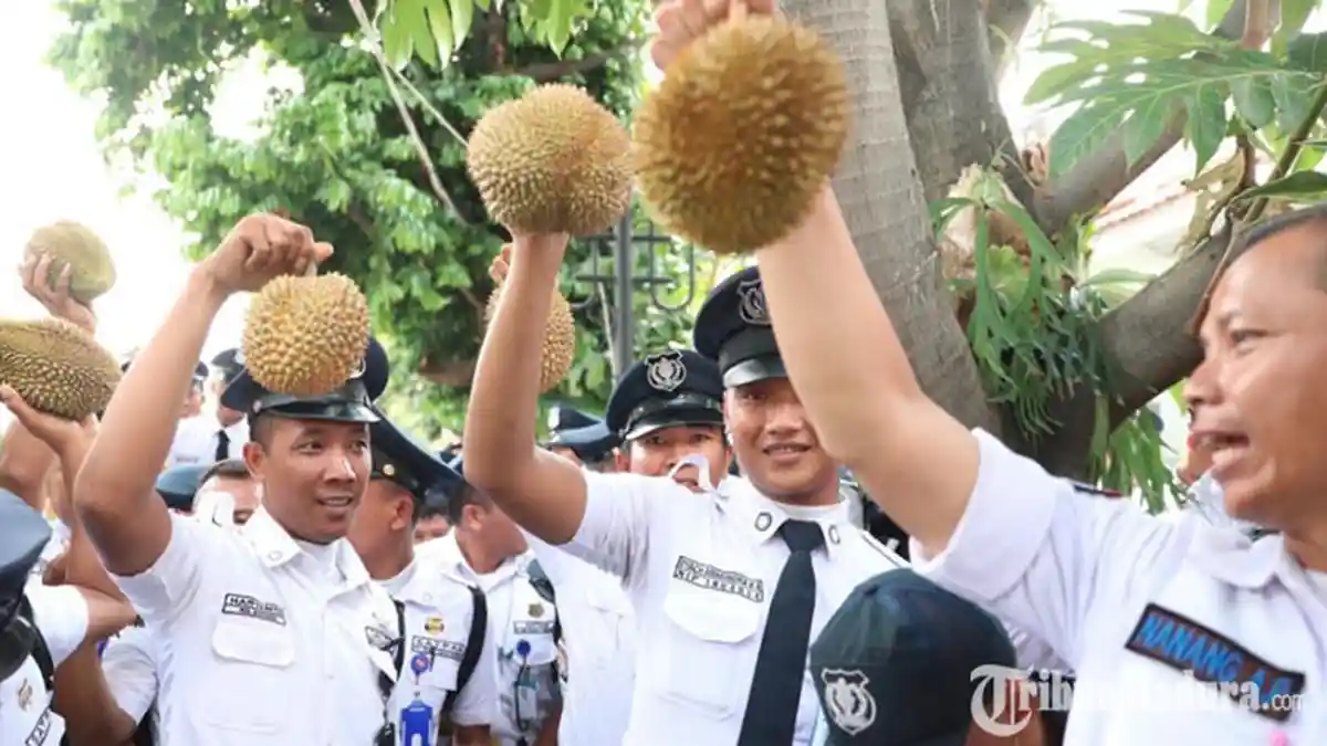 Gubernur Khofifah Ajak Satpam se-Jatim Pesta Durian, Sebut Buahnya Didatangkan Khusus dari Malang